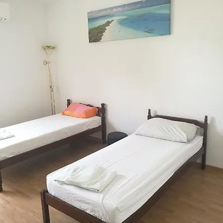 Quarto em Acomodações Particulares And Cozy Two Single Bed *