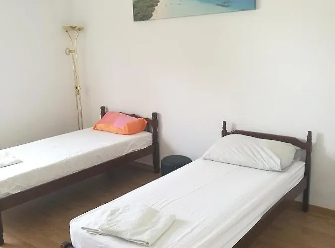 ホームステイ And Cozy Two Single Bed *