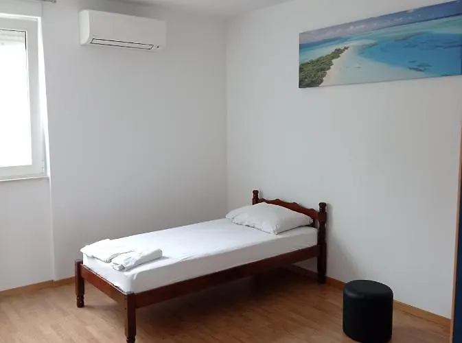 And Cozy Two Single Bed Homestay Split