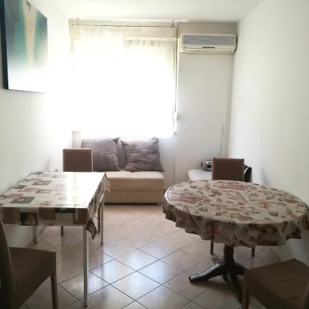 And Cozy Two Single Bed Сплит