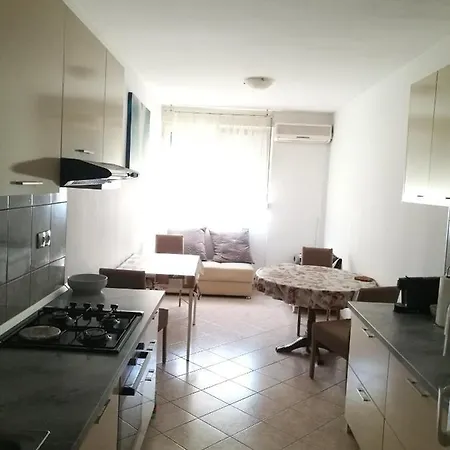 And Cozy Two Single Bed Сплит